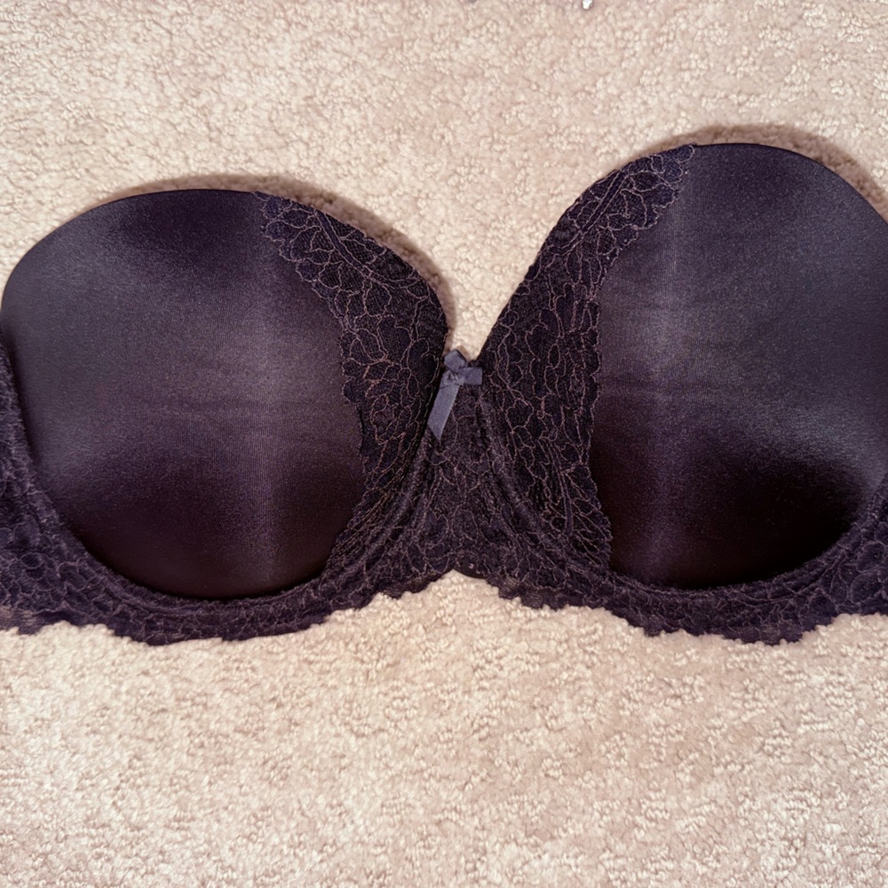 Elegant Black Lace Strapless Bra